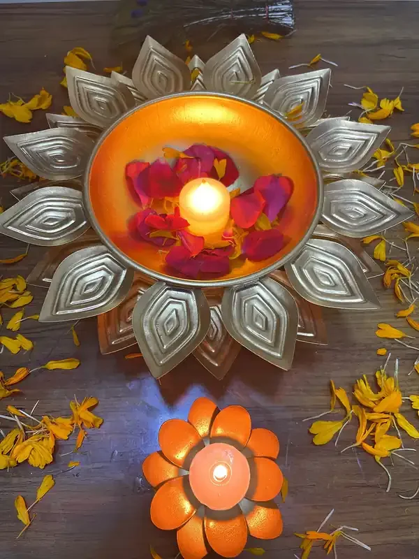 AGAAS ENTERPRISES Golden Lotus Shape Metal Urli Pot with Free Lotus Diya for Floating Candle Flower Tealight/Diwali Decor Potpourris Table Urli with Lotus Tlight Holder/Corporate Gift