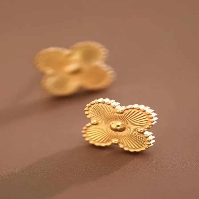Clover Stud Earrings – Gold