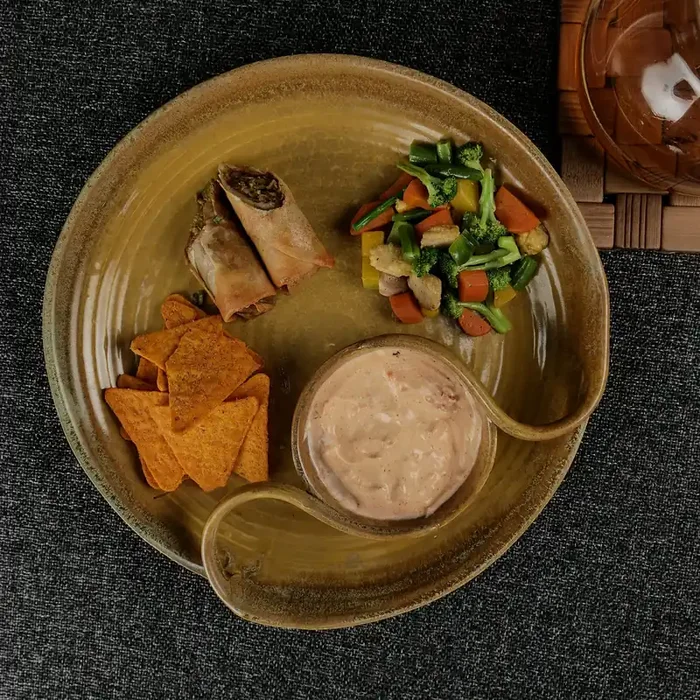 KHURJA POTTERY ‘Caramel Swirl‘ Chip & Dip Platter Serving Platter for Snacks – Platters Ceramic Platter Chip & Dip Platters Starter Plates Microwave Safe (Caramel & Dark Brown)